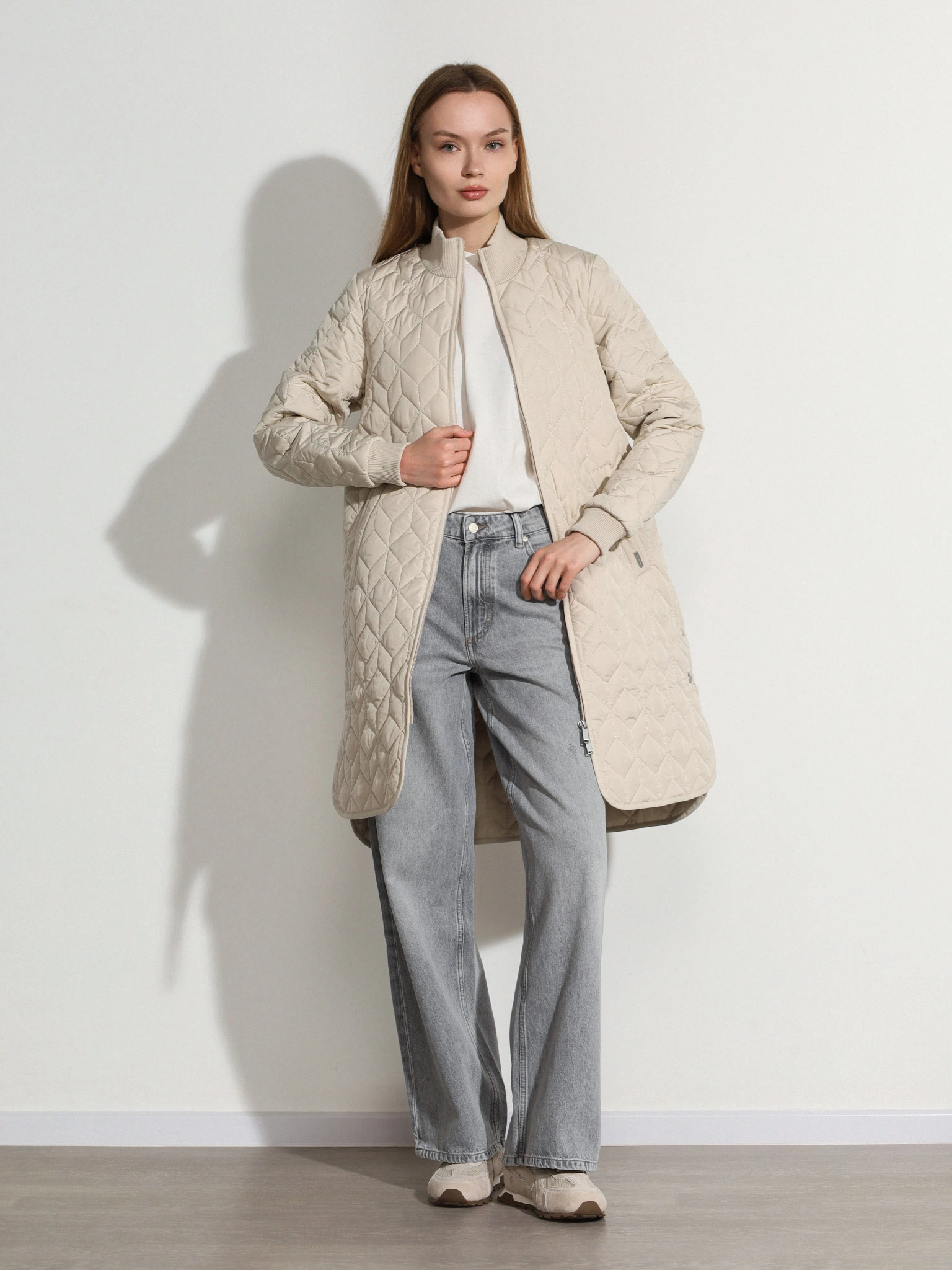 Пальто стеганое светло-бежевого цвета прямого кроя